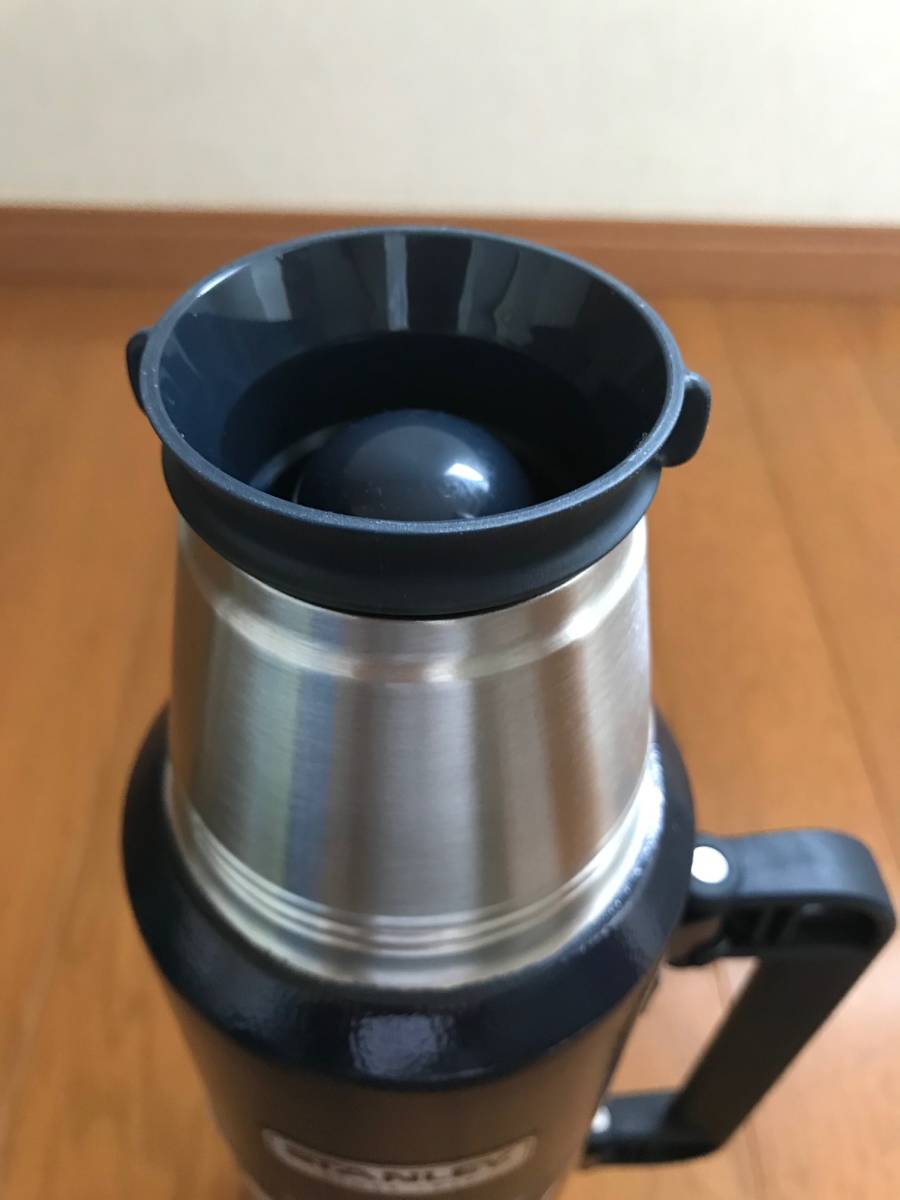 新品 STANLEY スタンレイ ステンレス製 真空 断熱 クラシック ボトル 紺 1.32L 保温 保冷 キャンプ アウトドア スポーツ_画像5