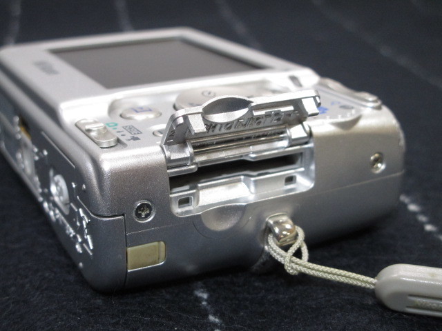☆Nikon ニコン COOLPIX L11 コンパクトデジタルカメラ 単3形電池対応 ケース付き 通電確認済み ジャンク☆ S02-0214_画像9