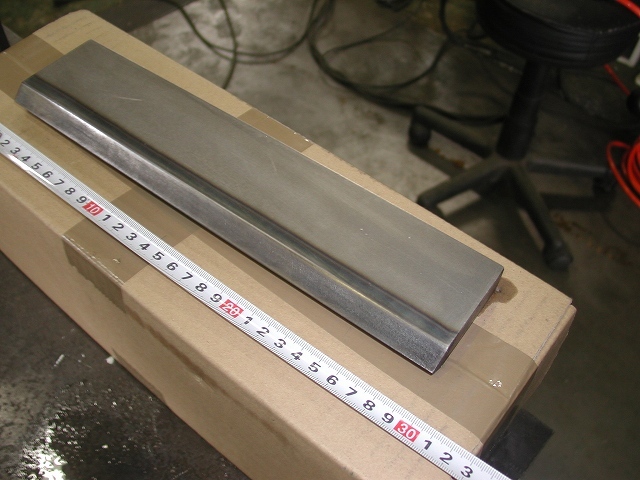 汎用プレス機に取り付けて、鉄板折り曲げ用の簡易オス金型300㎜、刃先部高周波焼き入れ品　（単品）_刃先部高周波焼き入れ状態