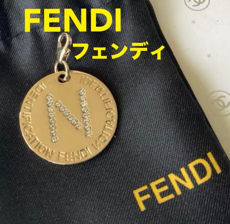 新品 FENDIフェンディ ペンダントトップ “N” ラインストーン付
