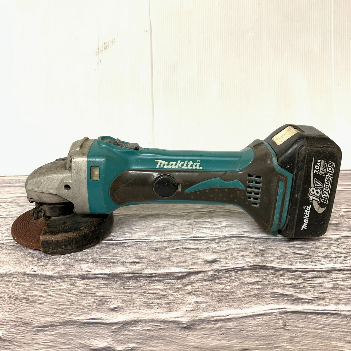 マキタ Makita　電動ディスクグラインダ GA402D　バッテリ付き　中古品(M0216-8)