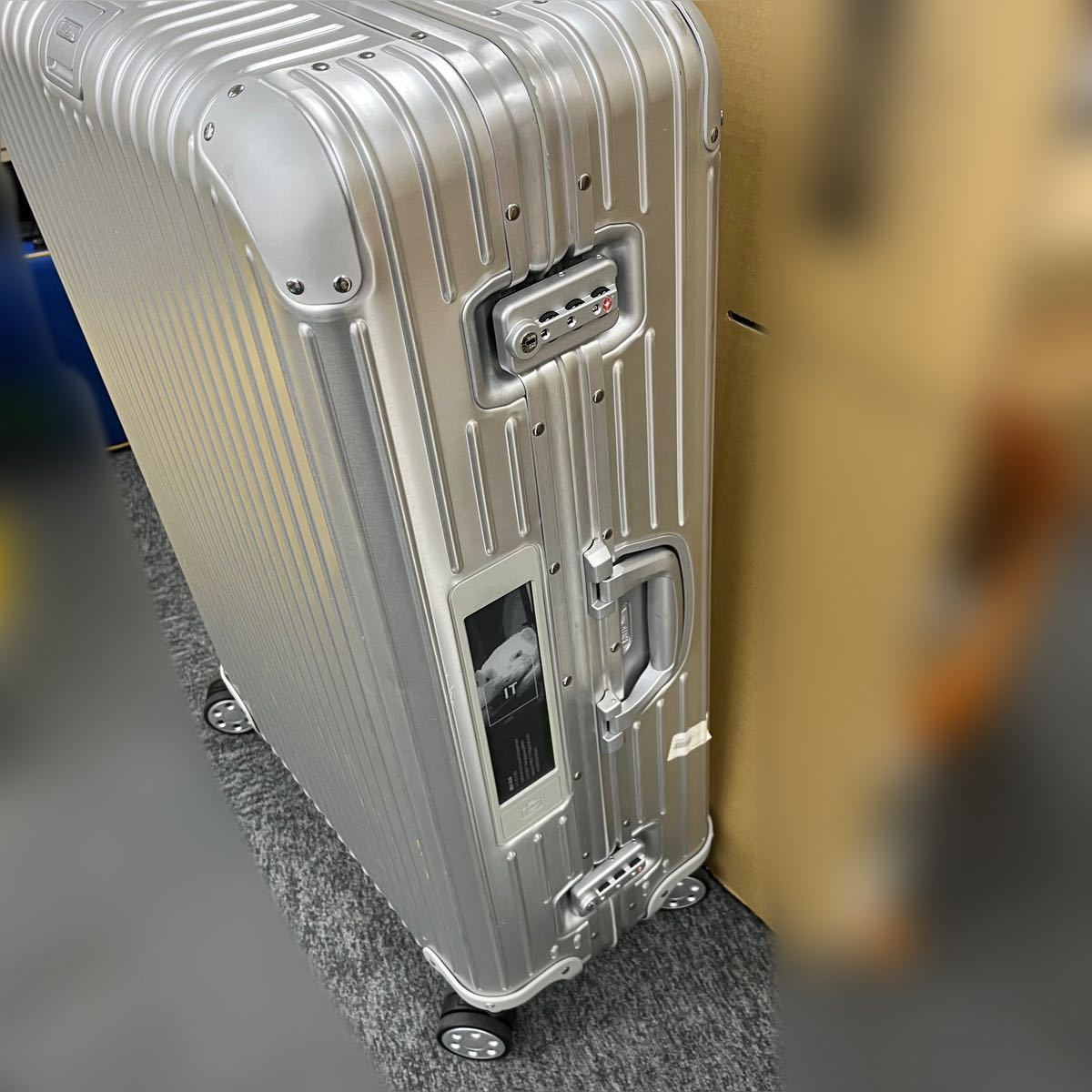 472.◎1円スタート◎【訳あり】RIMOWA リモワ スーツケース キャリーケース トラベル 旅行 シルバー 大容量 電子タグ有 【80756】_画像3