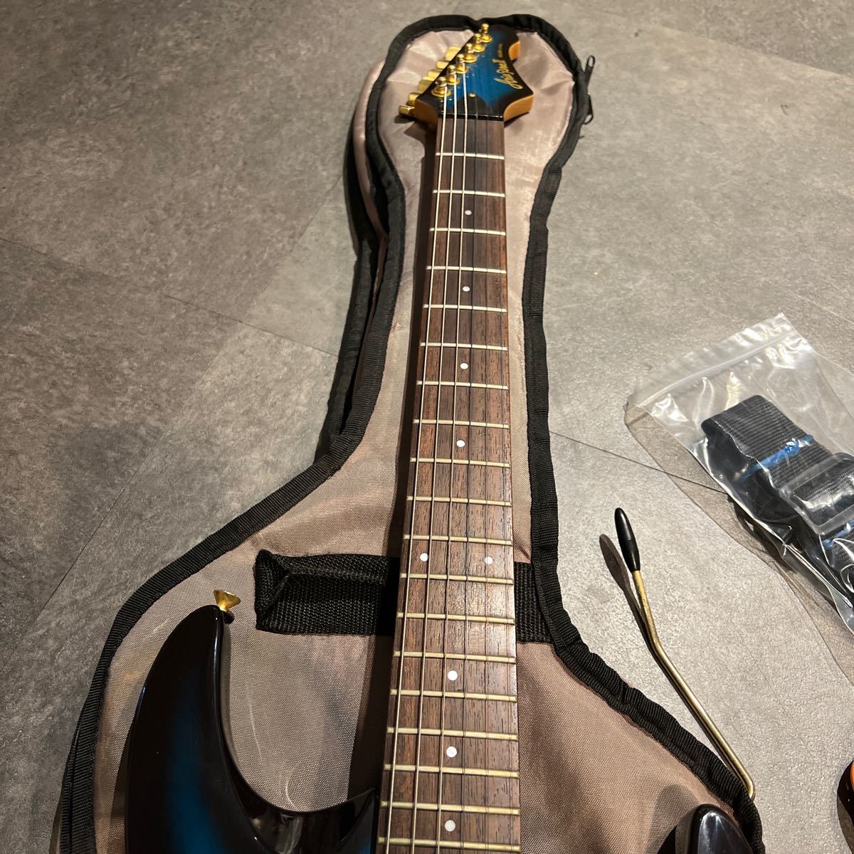 【美品】 Aria Pro II アリアプロ2 MAGNA ネイビー 青 エレキギター ケース付き 160サイズ（156）_画像4