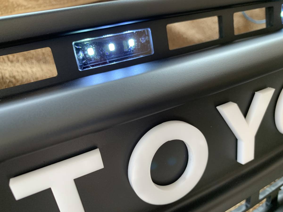 TOYOTA HILUX REVO フロントグリル ホワイトロゴ 社外フロントグリル 前期 ハイラックス LEDライト付き GUN125_ロゴ白、LED白