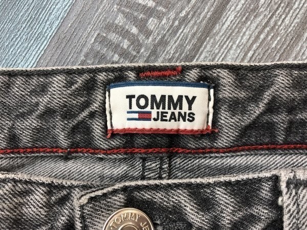 TOMMY JEANS トミージーンズ メンズ 裾カットオフ デニムジーンズパンツ 24 グレーの画像2