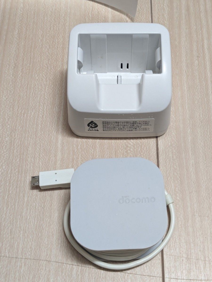 富士通製 docomo ドコモ らくらくホン F-01M ピンク 純正充電器 富士通製 docomo ドコモ らくらくホン F-01M ピンク 純正充電器