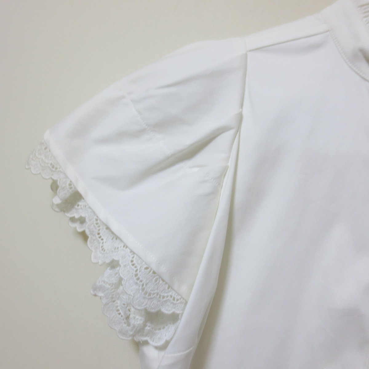 T551 new goods RED VALENTINO eggshell white blouse short sleeves frill Valentino hanger attached 38