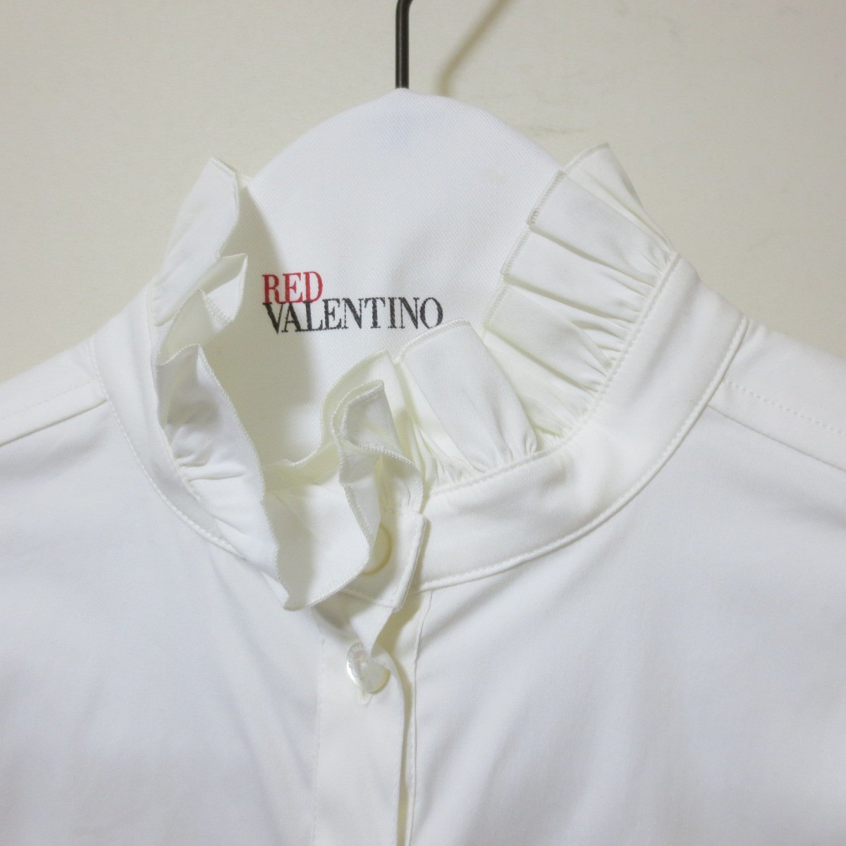 T551 new goods RED VALENTINO eggshell white blouse short sleeves frill Valentino hanger attached 38