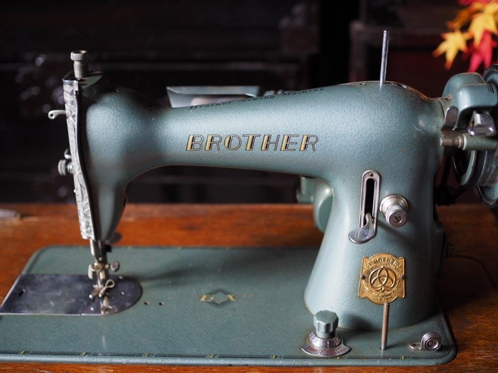  Showa Retro .[ Brother ] electric sewing machine machine operation OK belt replacement is required Showa era 30 period old record exhibition postage extra K size secondhand goods number F4051