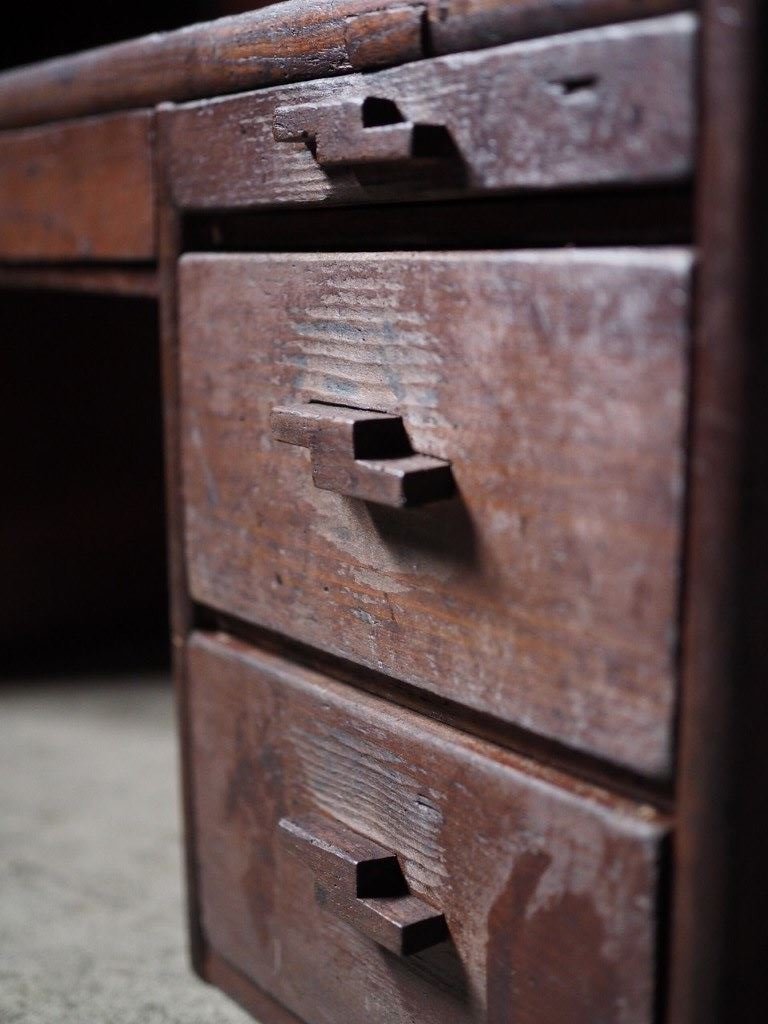 造作の凝った１００年モノの書斎机 ローテーブル 明治時代　古録展 送料別 Fサイズ　中古 品番F37911