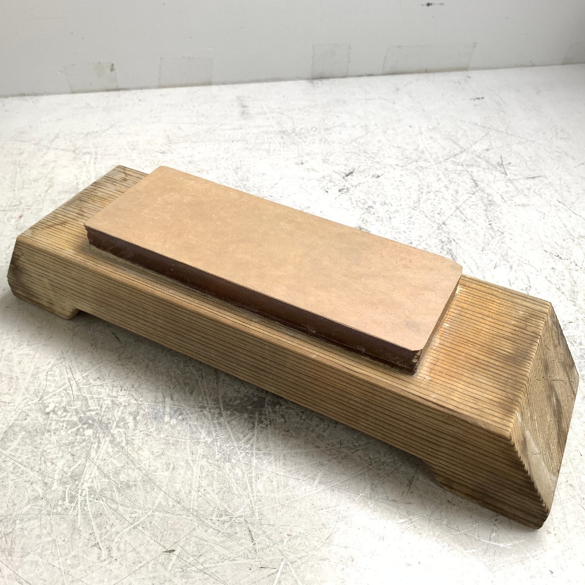 f001 G 天然砥石 巣板 2kg（木台込み） 鉋用 包丁 刀剣 日本刀 木台付