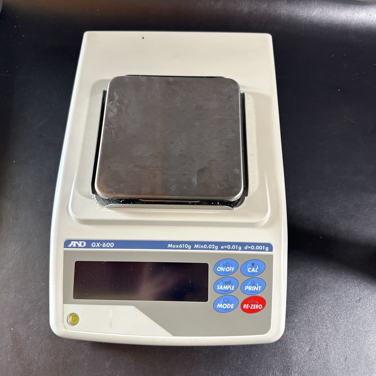 D977」A&D 校正用分銅内蔵 汎用天びん GX-600 現状出品 電源 D977」A&D 校正用分銅内蔵 汎用天びん GX-600 現状出品 電源