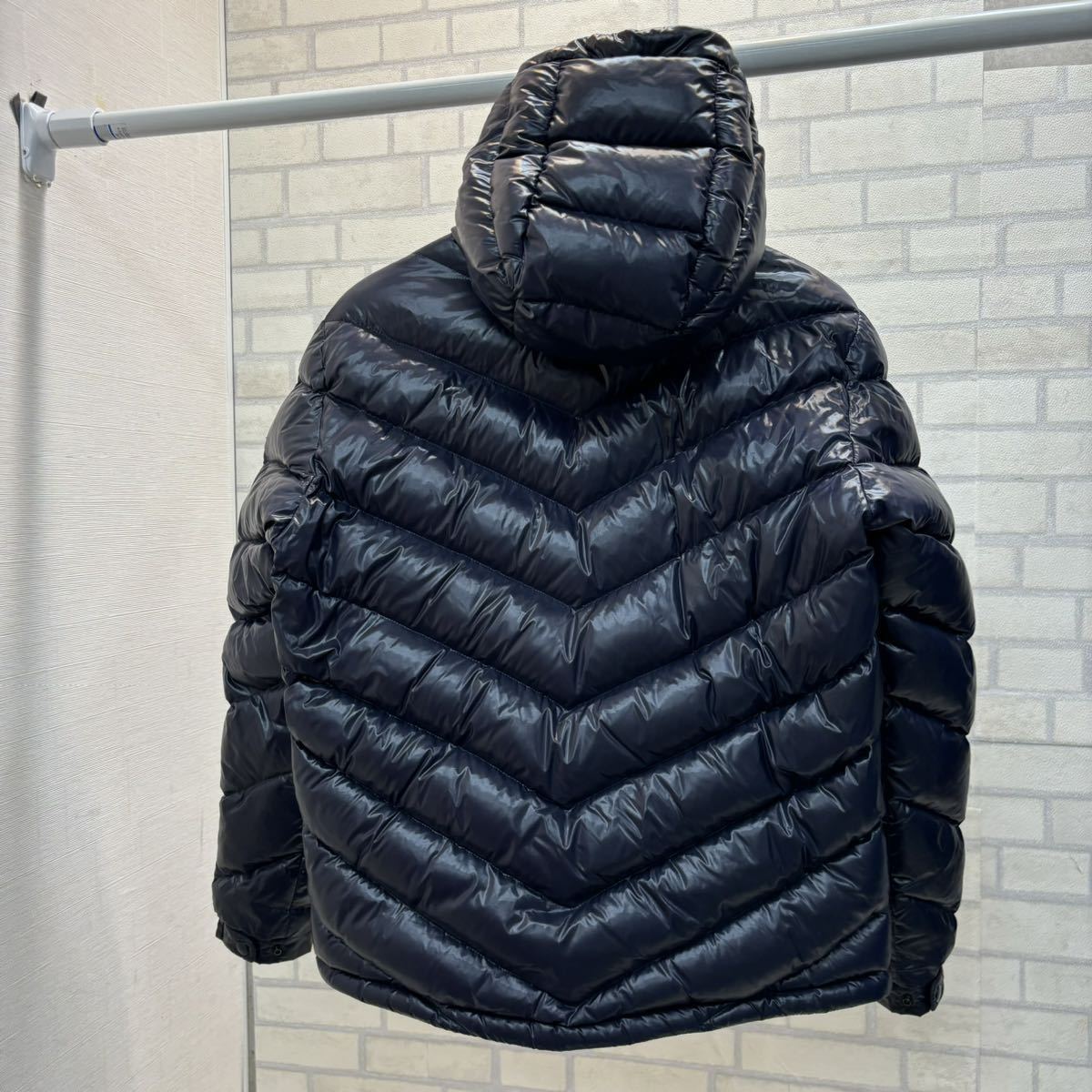 美品 MONCLER ALEIG GIUBBOTTO モンクレール ダウンジャケット ネイビー サイズ2 メンズ 正規品 白ラバーロゴ_画像3