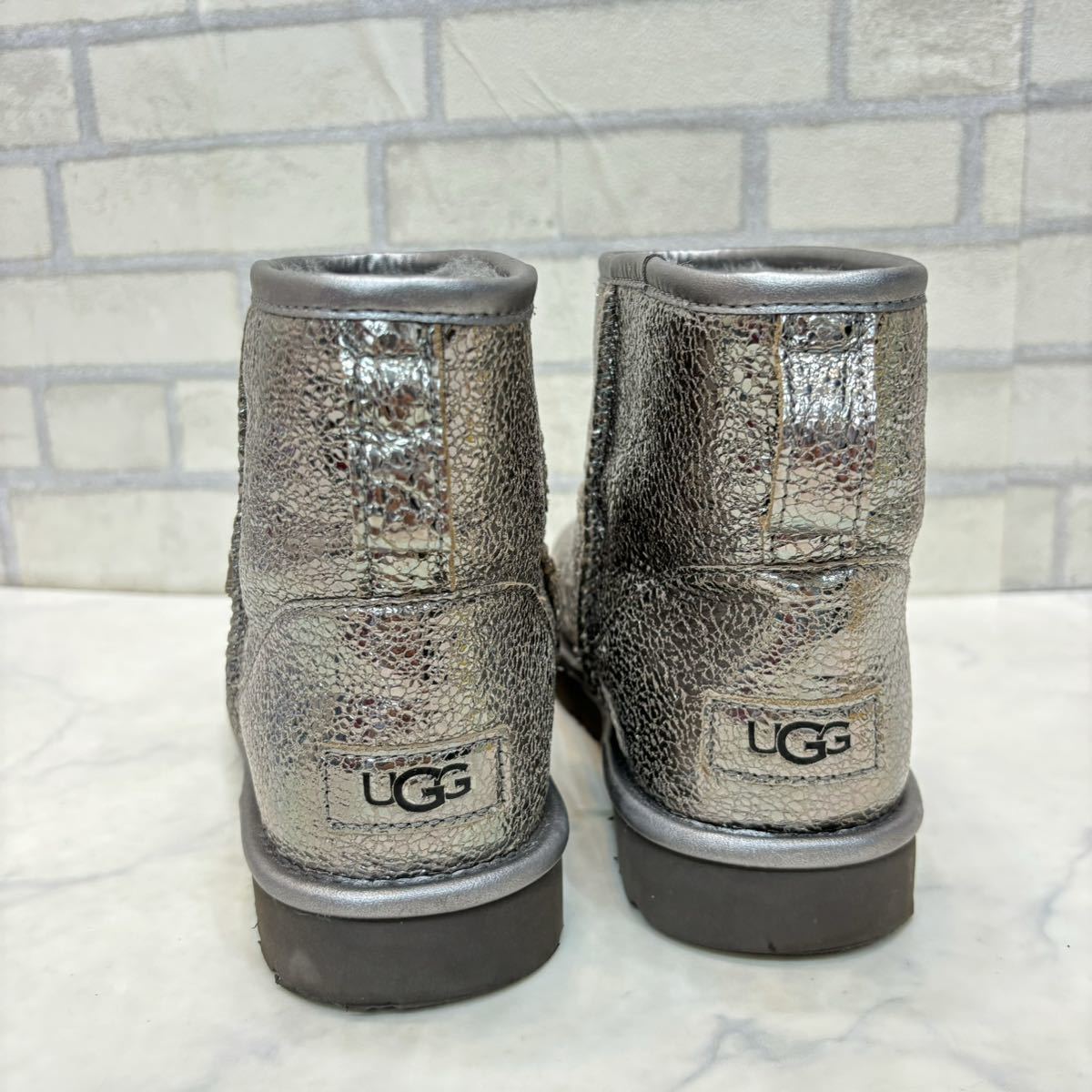 試し履きのみ UGG クラシック ミニメタリック スパークル 1125234 シルバー 5 24㎝ レディース アグ ショートブーツ ムートン 未使用に近い_画像3