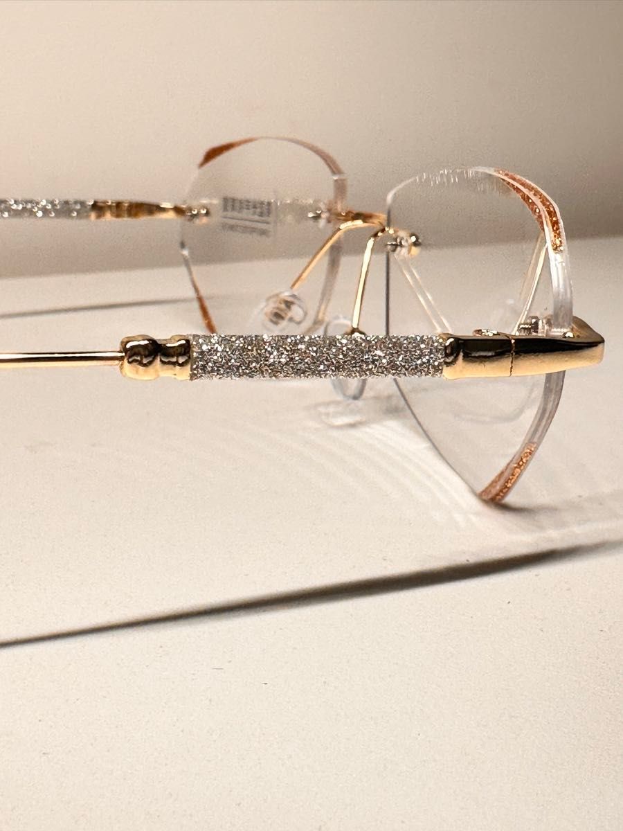 レンズにラメ付き　リムレス伊達メガネ　度なし　金色金属フレームに銀色装飾　とても良いです。