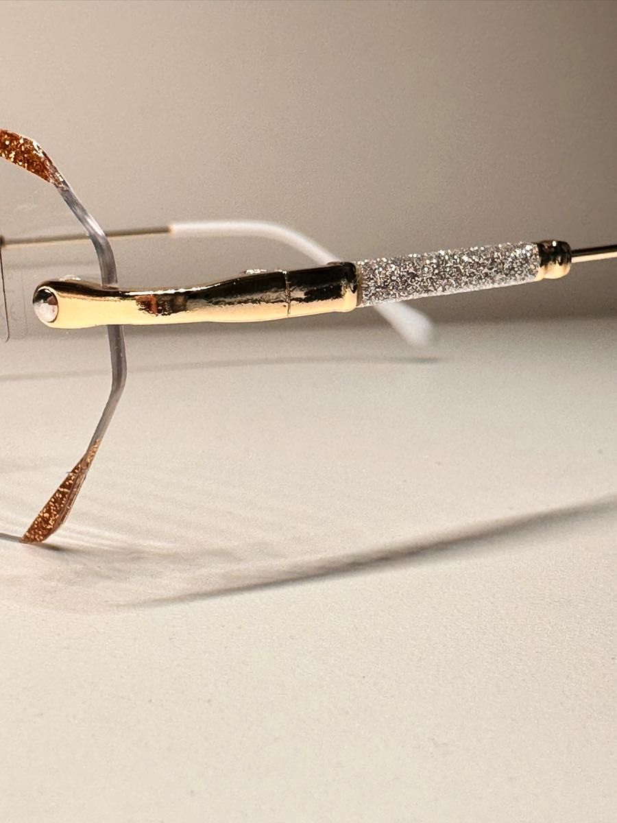 レンズにラメ付き　リムレス伊達メガネ　度なし　金色金属フレームに銀色装飾　とても良いです。