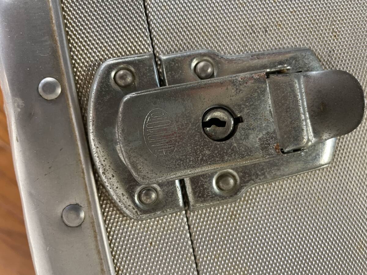ヴィンテージ 鍵付 アルミケース ジュラルミン アタッシュケース トランクケース 旅行バッグ 61×38×20cm_画像4