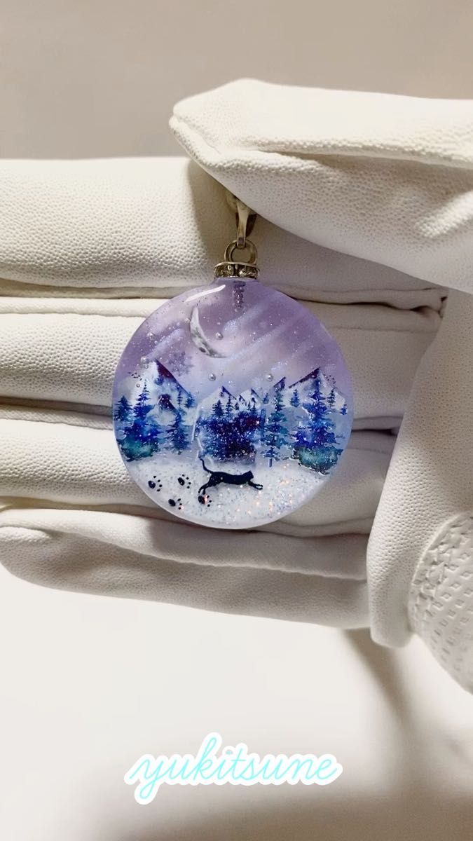 【No.133】ハンドメイド 雪原 レジン 猫 雪山 流星 ネックレス ペンダント 蓄光 雪狐レジン