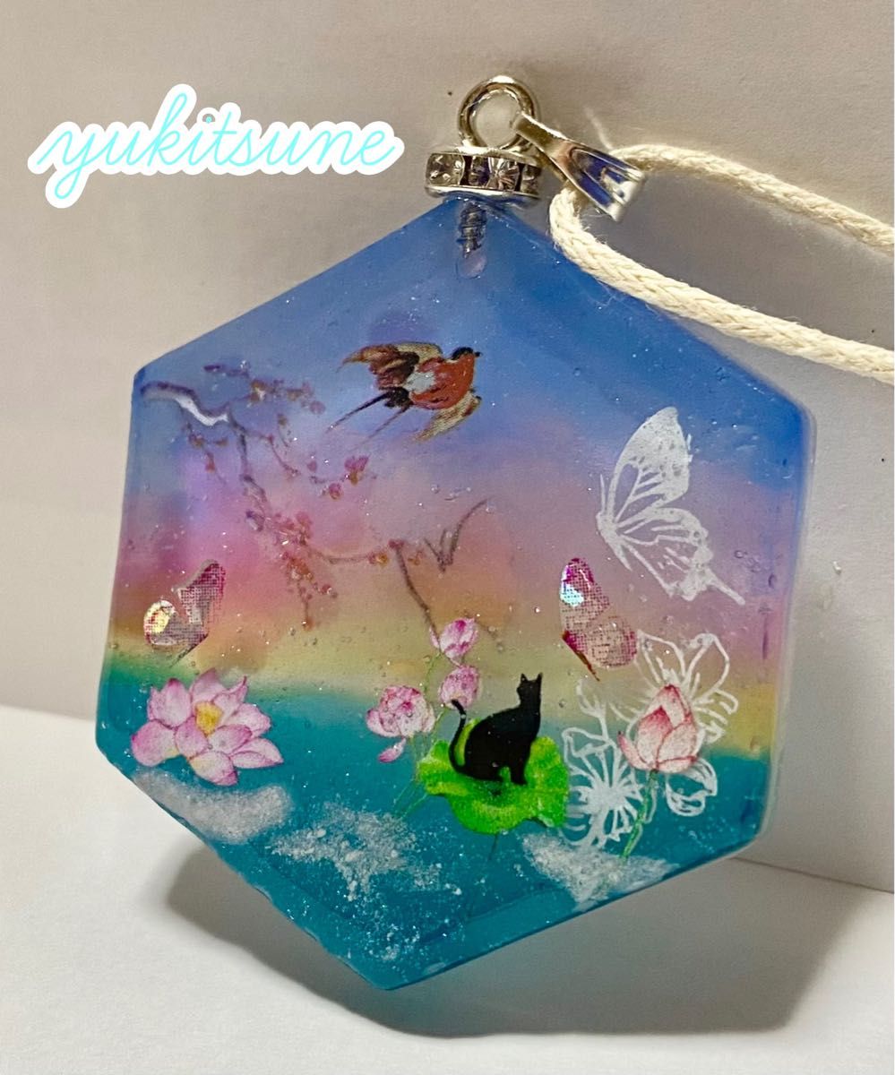 【No.132】ハンドメイド 天上の蓮華 レジン 蓮 ハス 猫 ネックレス ペンダント アクセサリー 雪狐レジン