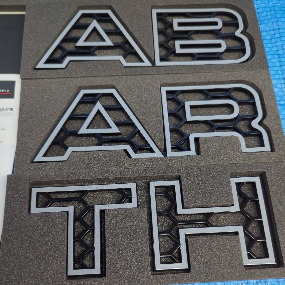 【アバルト ABARTH ロゴ】イブデザイン アバルト 695/595 シリーズ４以降 専用 フロントグリル ロゴインパクト2 LIA-GR2(グレー）_画像3