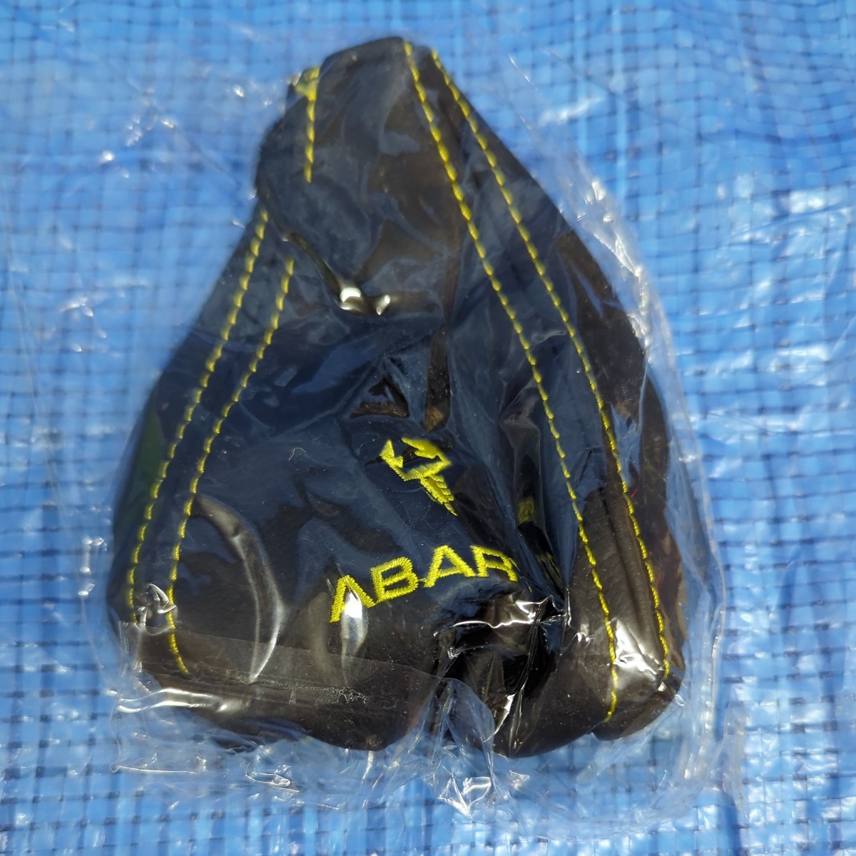 アバルト500/595　MT シフトブーツ　2個(トリコロール、黒、黄ステッチ)　(新品未使用)_画像4