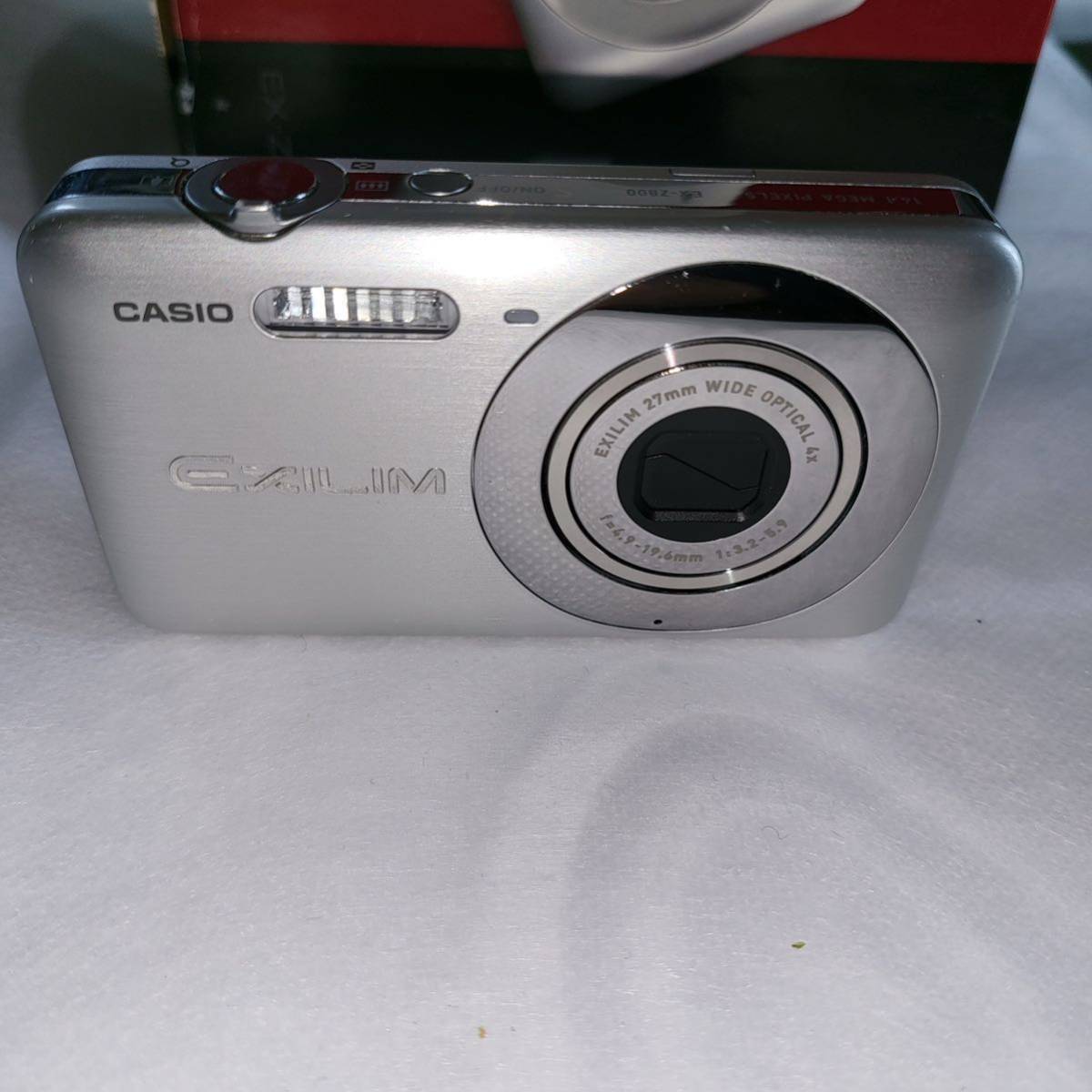 未使用▲ CASIO デジタルカメラ EXILIM Z800 シルバー EX-Z800SR 1410万画素 光学4倍ズーム 広角27mm 2.7型液晶_画像2