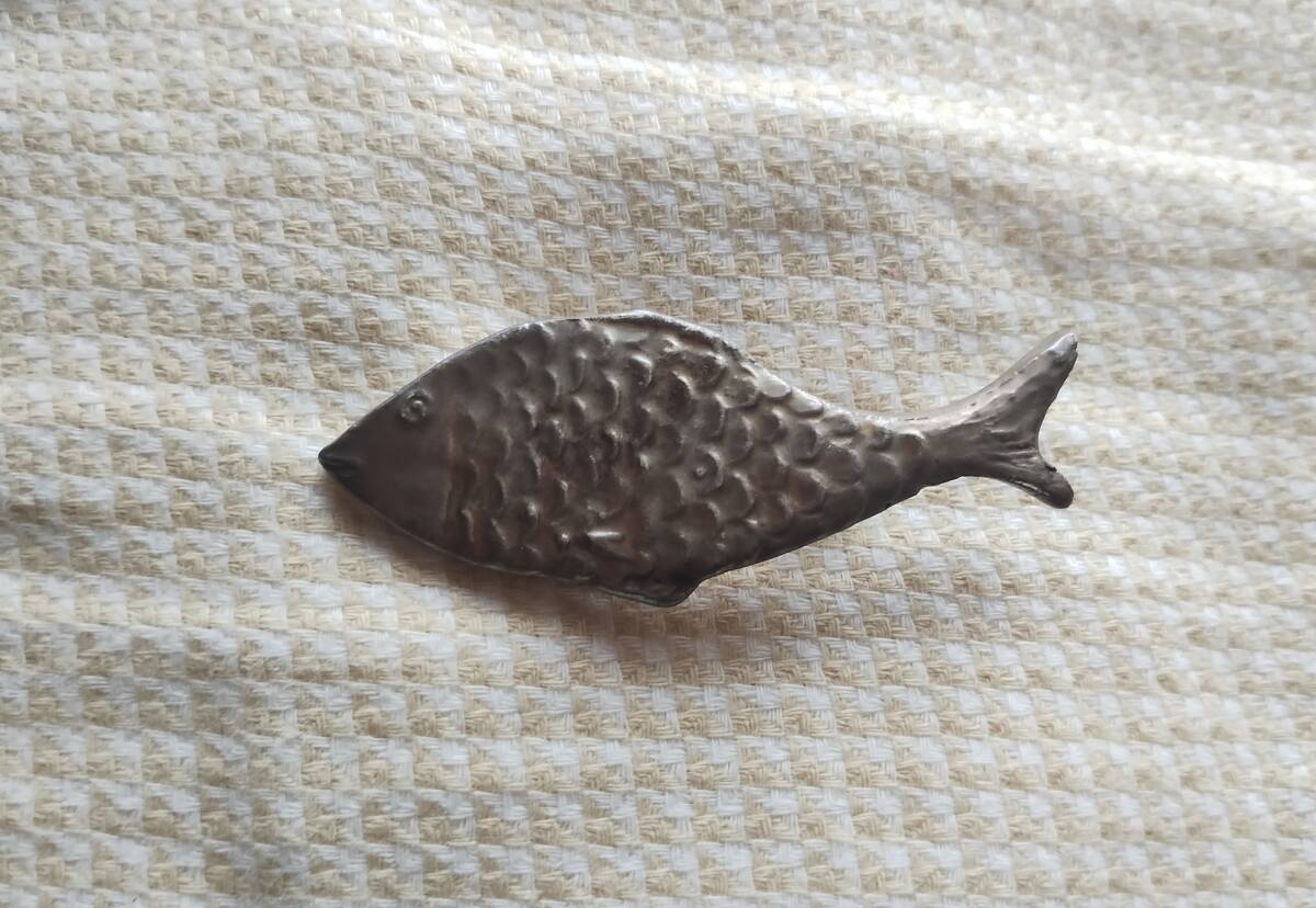 陶製の銀の魚のブローチ//動物モチーフ_画像1