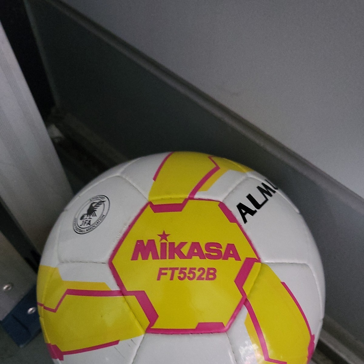 mikasa футбольный мяч ALMUNDO одобренный мяч 5 номер рука .. желтый / розовый FT552BYP футбольный мяч 2