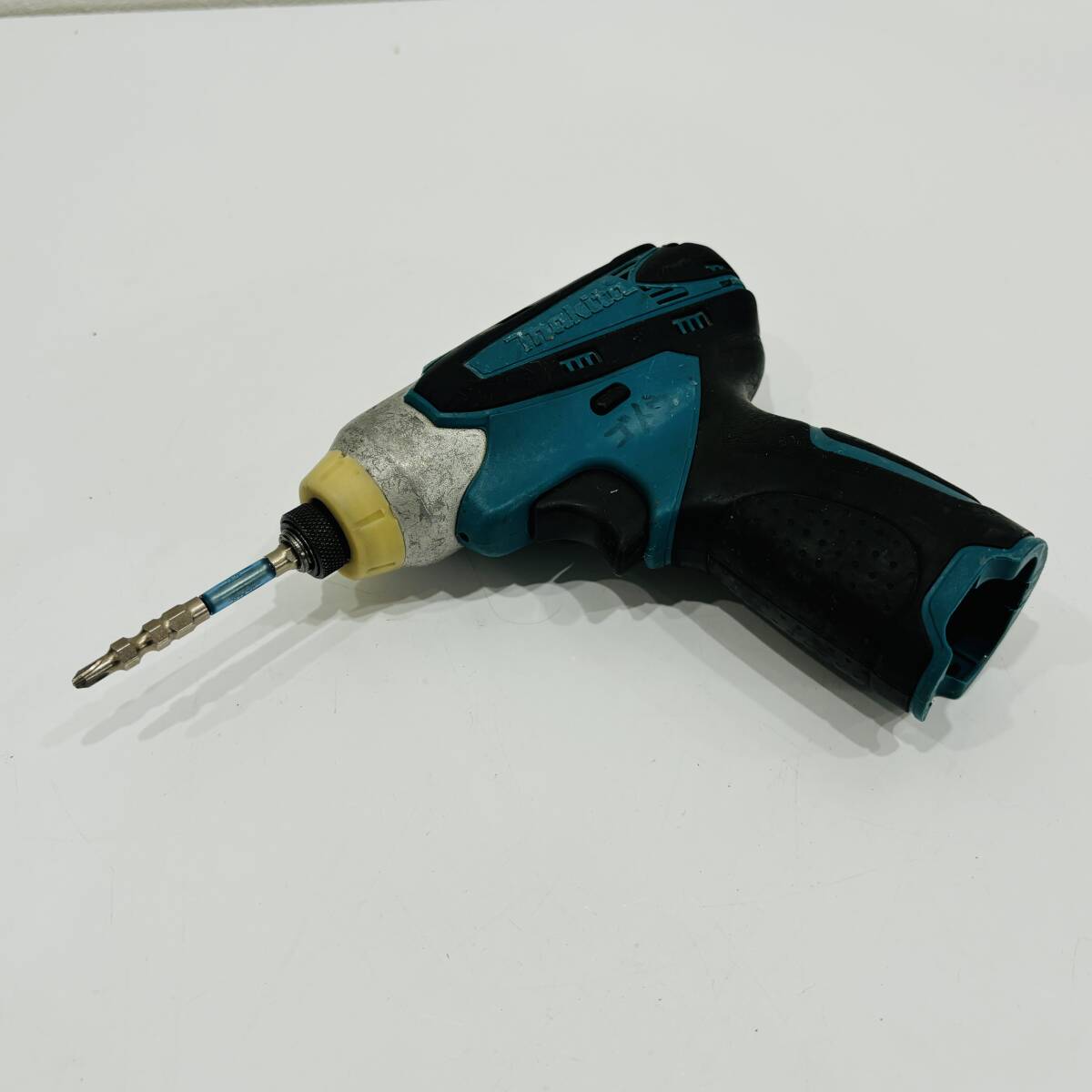 ●マキタ TD090D MR051 インパクトドライバ ポータブルラジオ 収納バック付き makita 充電式 10.8V 3点セット 電動工具 L1173_画像2