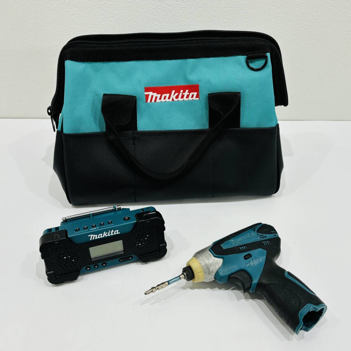 ●マキタ TD090D MR051 インパクトドライバ ポータブルラジオ 収納バック付き makita 充電式 10.8V 3点セット 電動工具 L1173_画像1