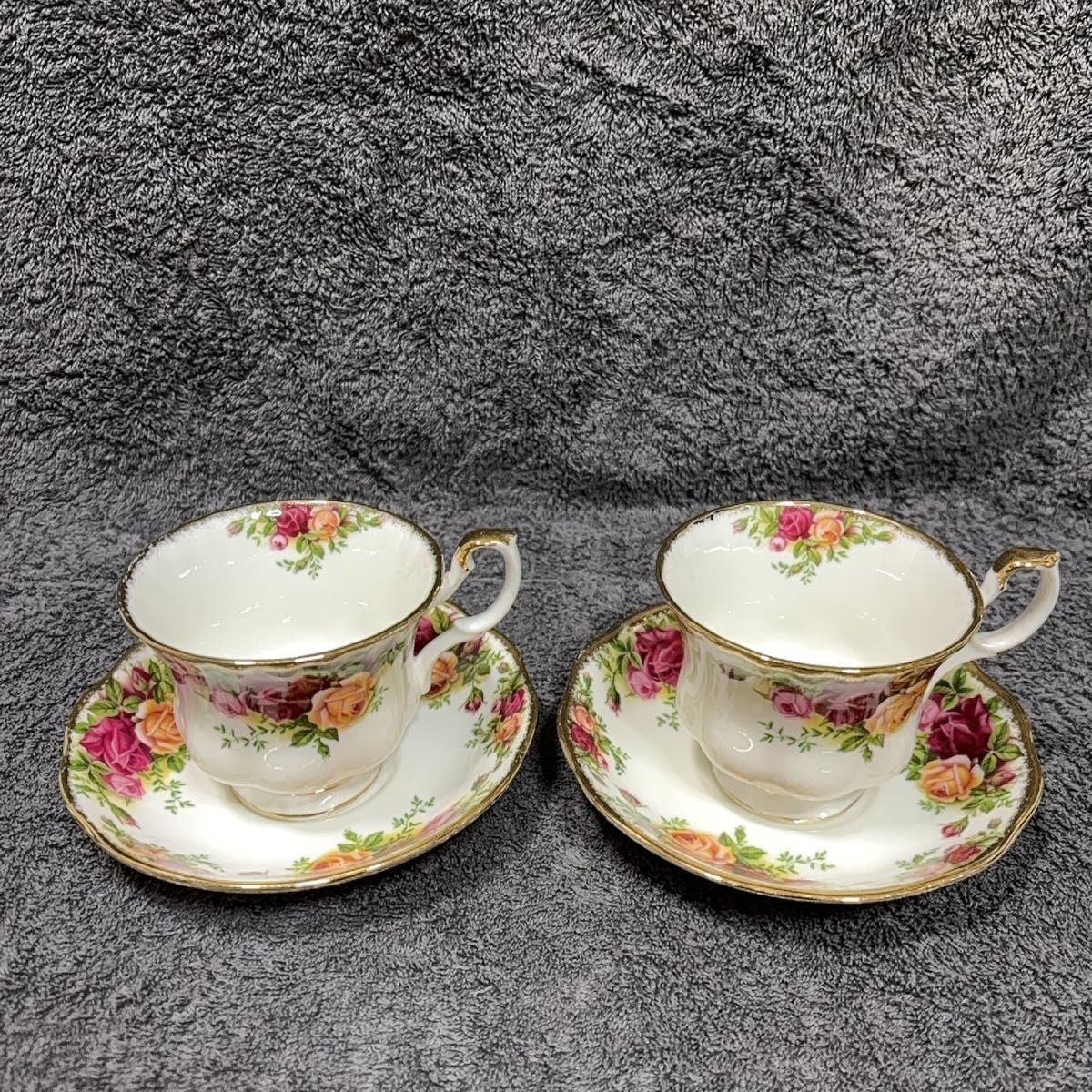 ロイヤルアルバートコカップ&ソーサー2客　オールドカントリーローズ 金彩 ROYAL ALBERT 花柄 ペア