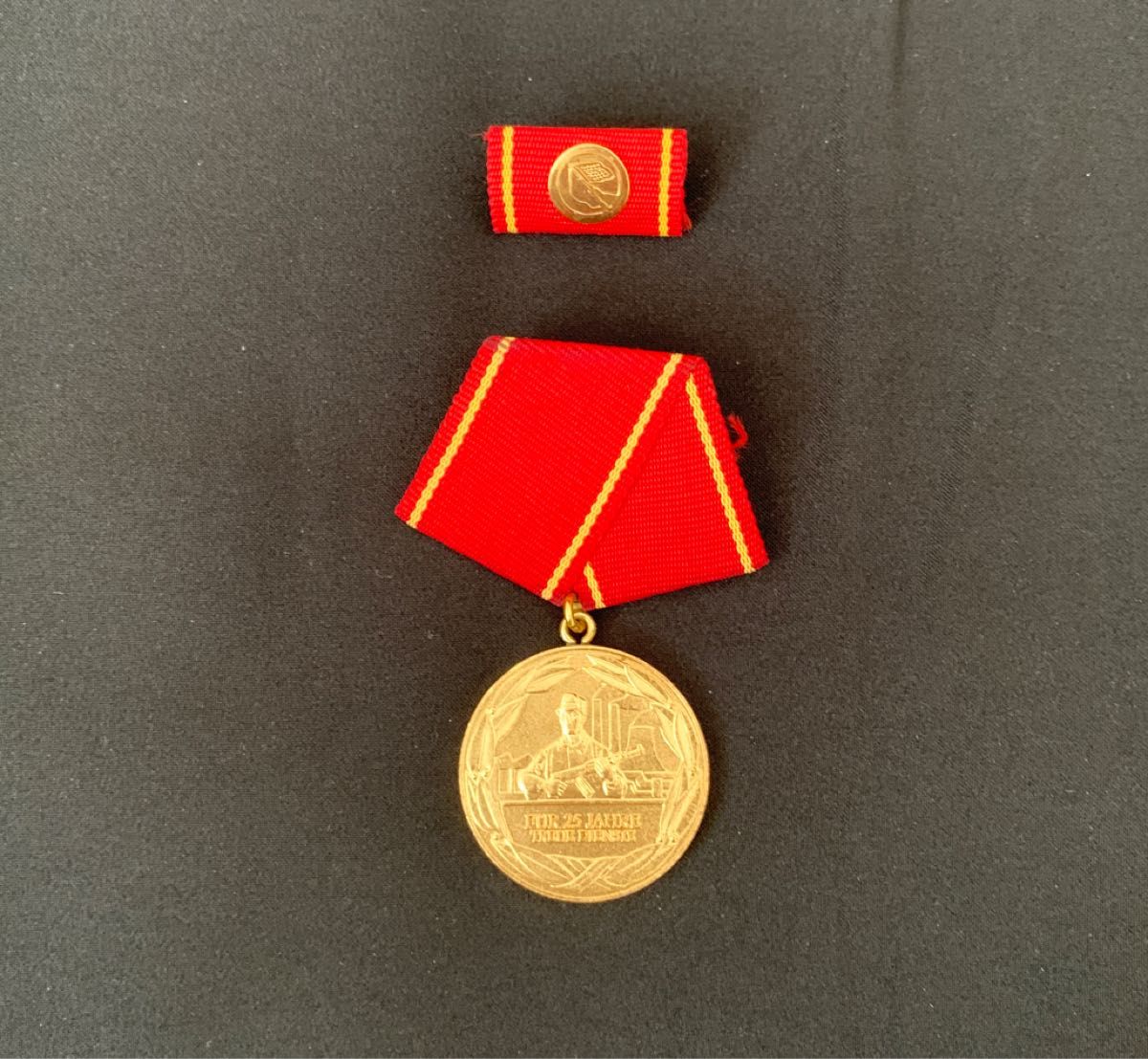東ドイツ　労働者民兵精勤メダル　25年　略綬付き　NVA DDR