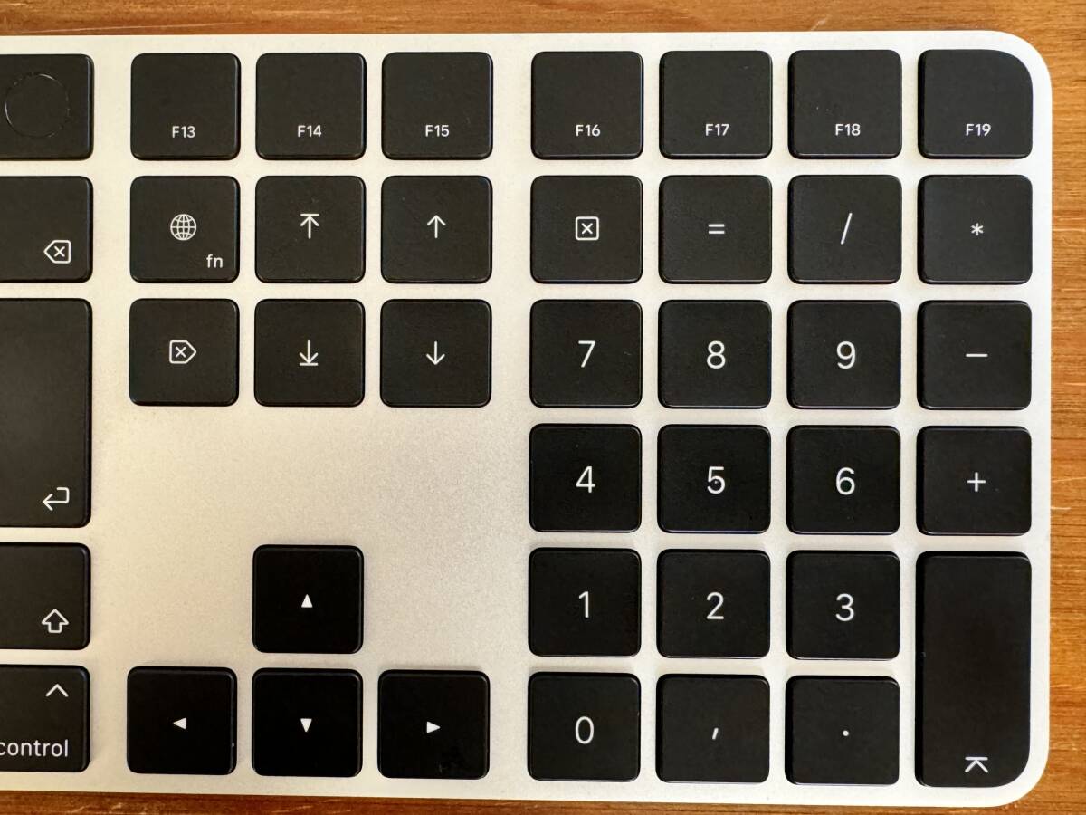 【送料込】アップル Apple Touch ID搭載Magic Keyboard（テンキー付き）- 日本語（JIS）- ブラックキー (中古)_画像5