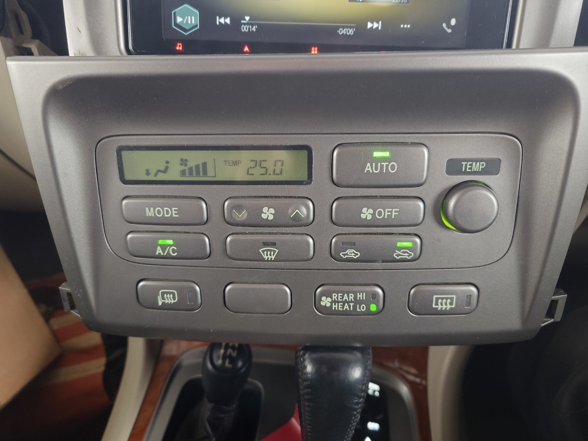 トヨタ　ランドクルーザー100　エアコンスイッチ　2003年式（中期型より取り外し）　動作確認済み　HDJ101　ランクル100 エアコンパネル_画像8