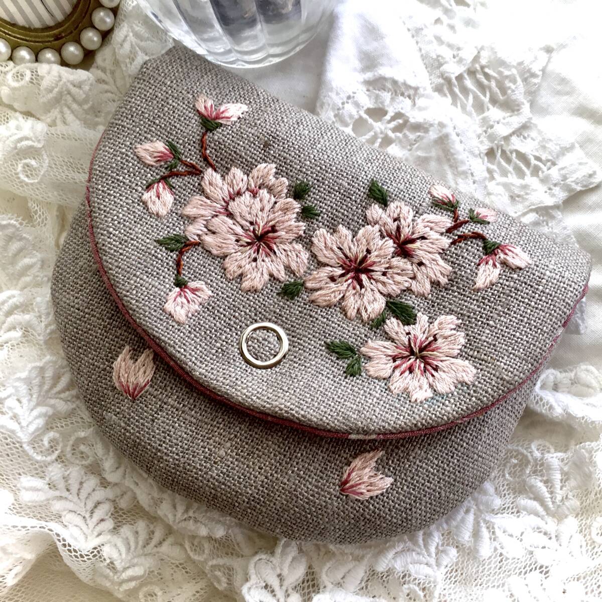 ♪はんど刺繍*蓋型丸みなケース*桜*春一番“リネンポーチ*handmade_画像2