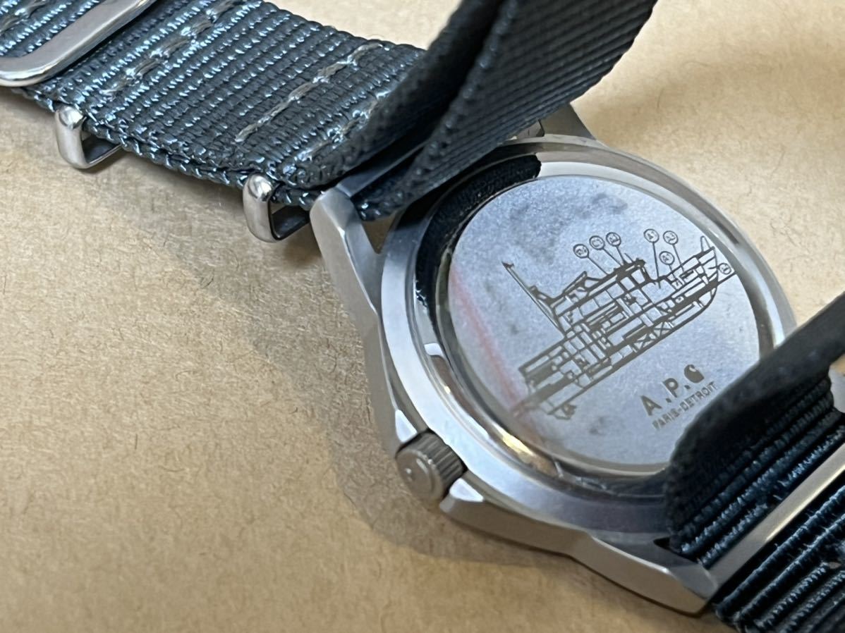A.P.C. Carhartt Militaly Watch/腕時計 背面のシール剥がし前 中古 箱無し 保証書なし 電池切れ アーペーセー カーハートの画像4