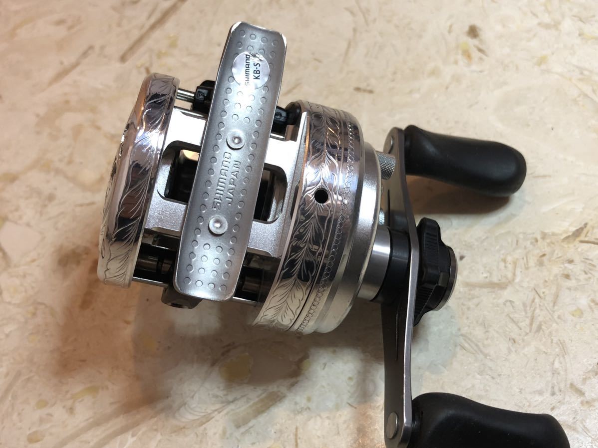 シマノ 12 カルカッタ100 透し彫り 右巻 カスタム SHIMANO 彫金 シマノ 12 カルカッタ100 透し彫り 右巻 カスタム SHIMANO 彫金
