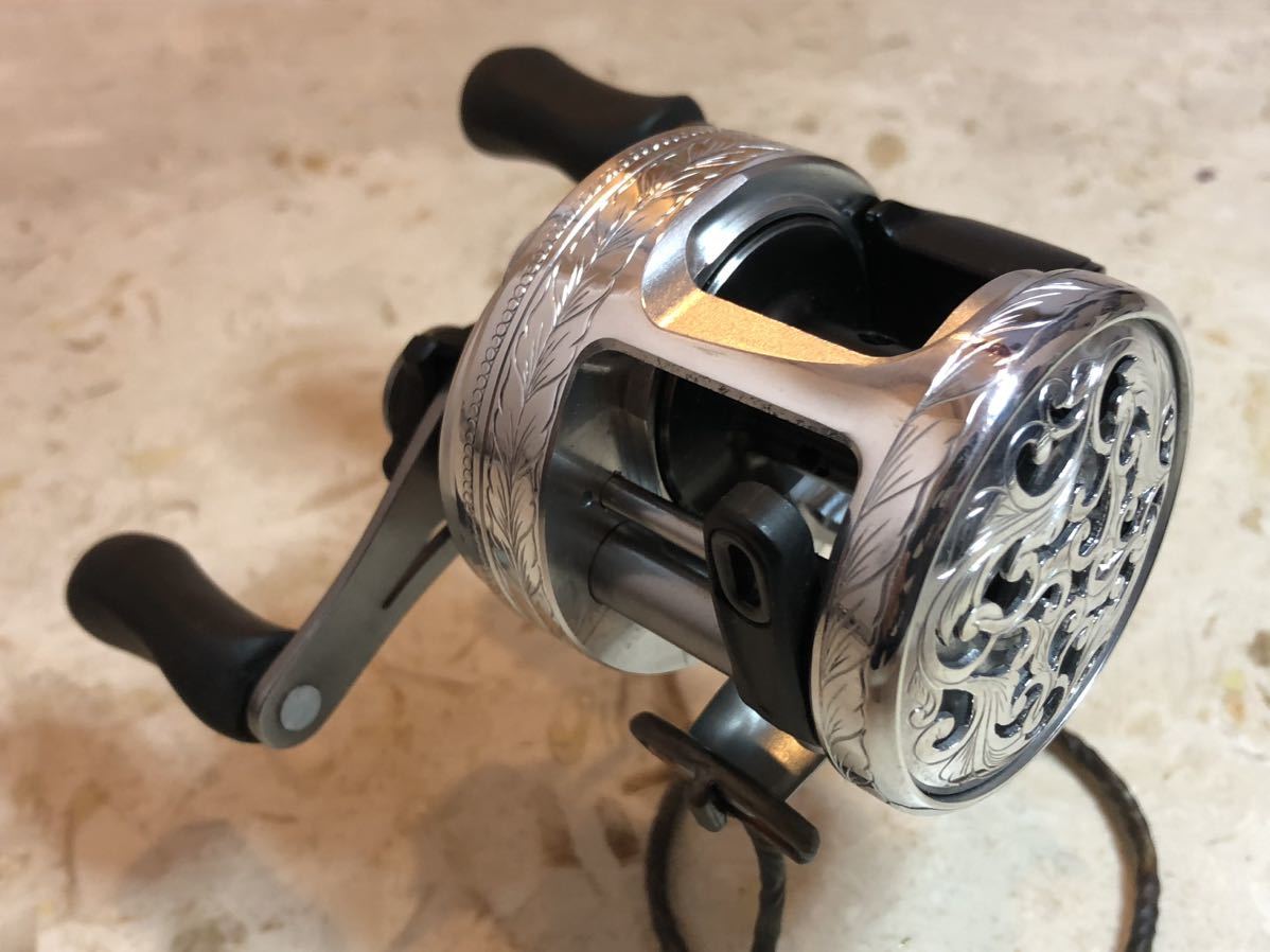 シマノ 12 カルカッタ100 透し彫り 右巻 カスタム SHIMANO 彫金 シマノ 12 カルカッタ100 透し彫り 右巻 カスタム SHIMANO 彫金