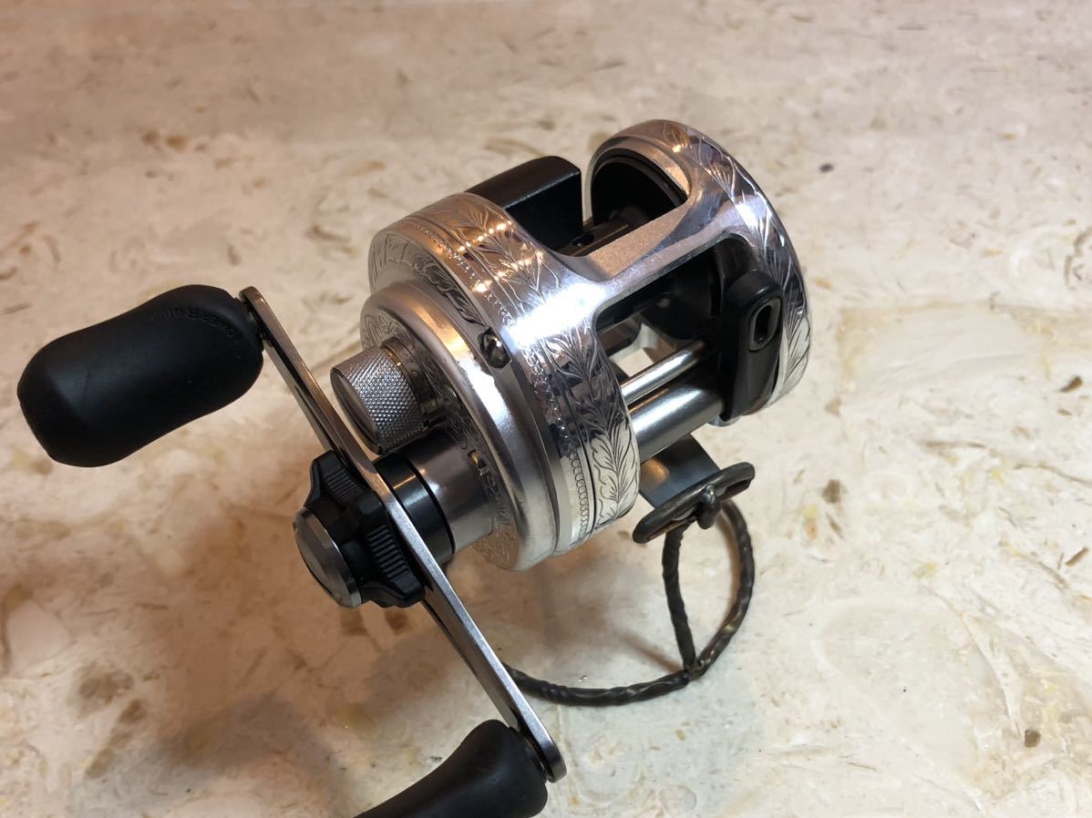 シマノ 12 カルカッタ100 透し彫り 右巻 カスタム SHIMANO 彫金 シマノ 12 カルカッタ100 透し彫り 右巻 カスタム SHIMANO 彫金