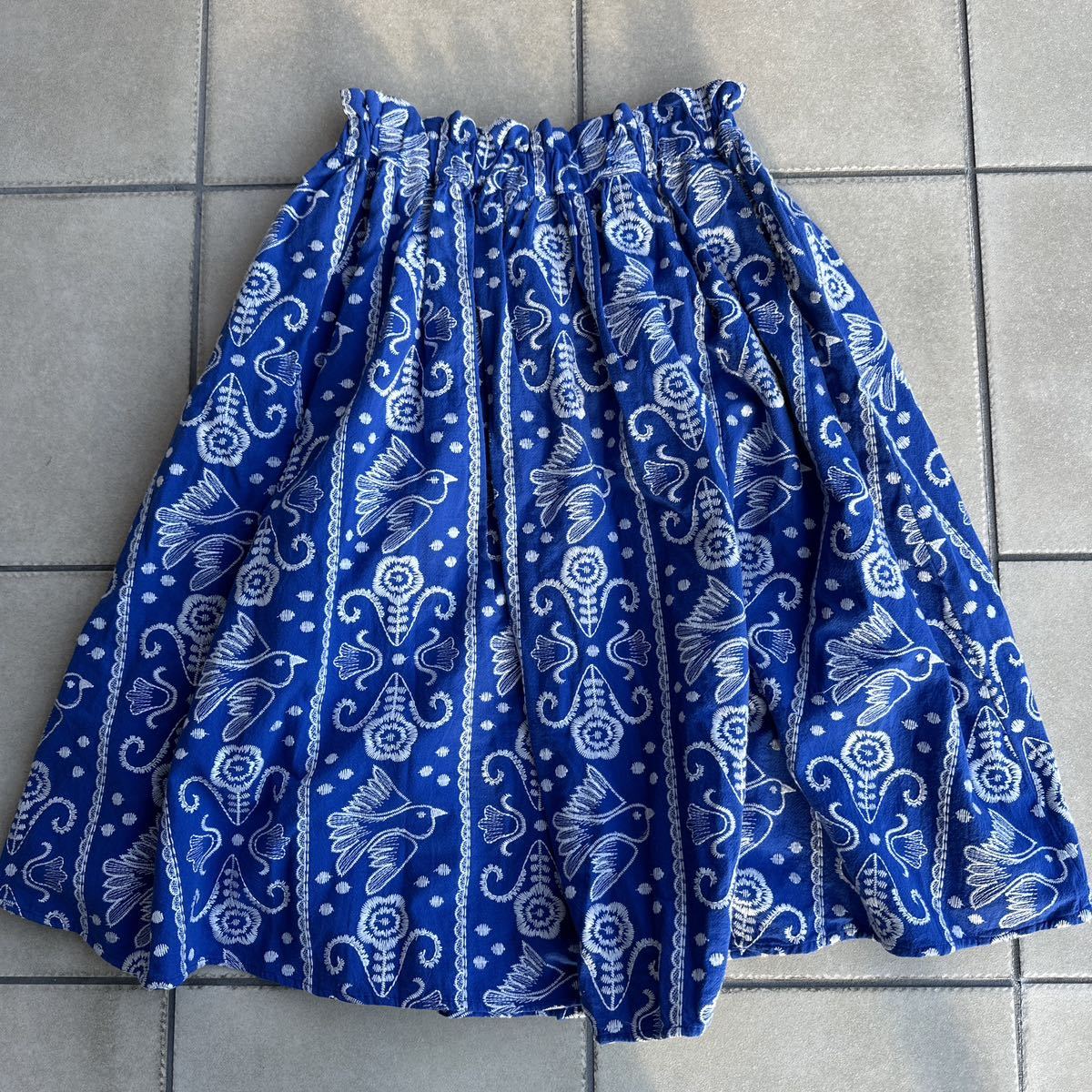  новый товар не прибывший Child Woman CHILD WOMAN bird цветок вышивка юбка в сборку размер свободный синий обычная цена,13.800+ налог 
