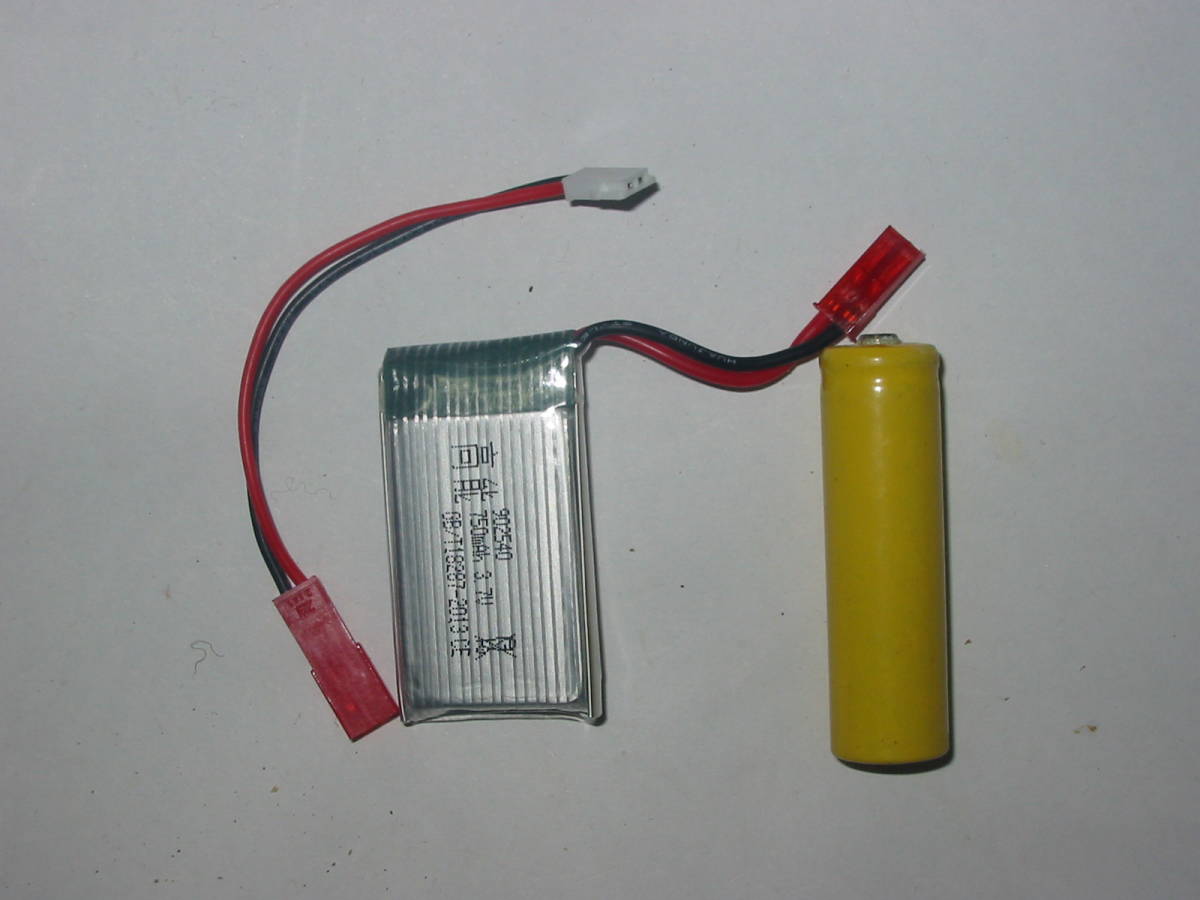 Li-POバッテリー/ メーカー値1S :25C:750mah (虚偽？）/ワルケラV120ｄ02S用として売るつもりでしたが/LI-PO×2と充電器（A6電池、充電器）_単三電池はオークションには含まれません。