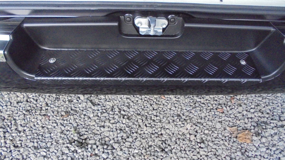 ハイエース　バン　200系　リアバンパーステップカバー タイプ1　アルミ製縞板　アルマイトブラックカラー　ワイド用　_取り付けイメージです。