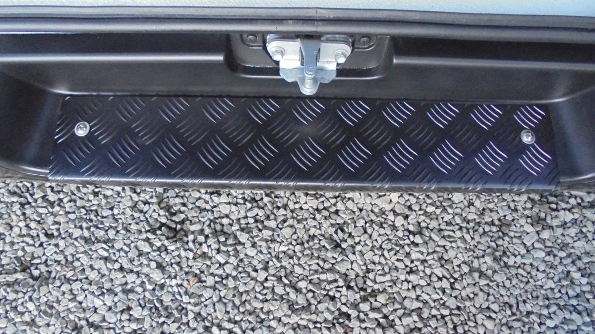 ハイエース　バン　200系　リアバンパーステップカバー タイプ1　アルミ製縞板　アルマイトブラックカラー　ワイド用　_取り付けイメージです。