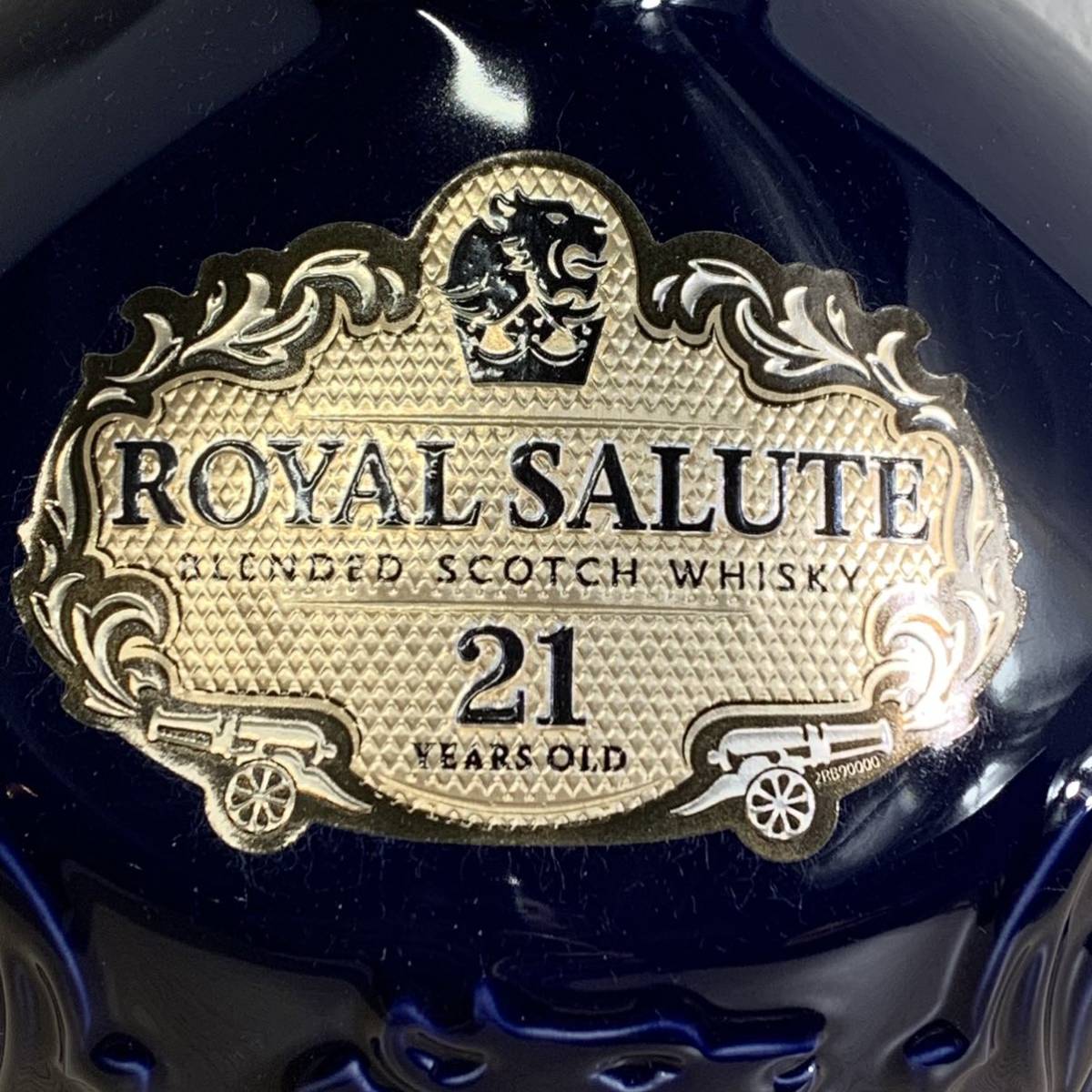 【未開栓】 ROYAL SALUTE ロイヤルサルート 21年 青 陶器ボトル BLENDED SCOTCH WHISKY スコッチ ウイスキー 古酒 700ml 40% 巾着袋 箱付_画像3