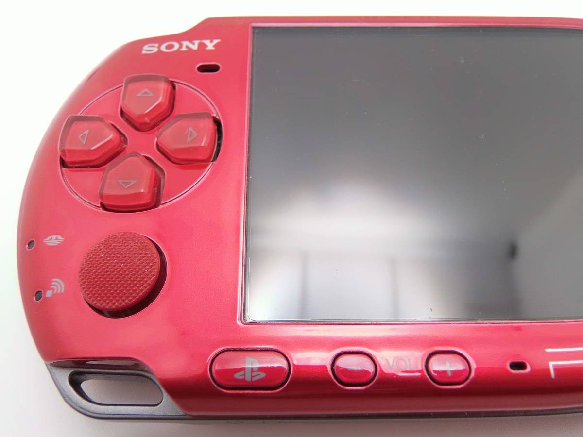 PSP-3000　新品に近い綺麗な美品　レッド　液晶画面は、完全にキズ無し　サガフロンティア2　メモステ8GB　少し難あり　全11点セット_画像3
