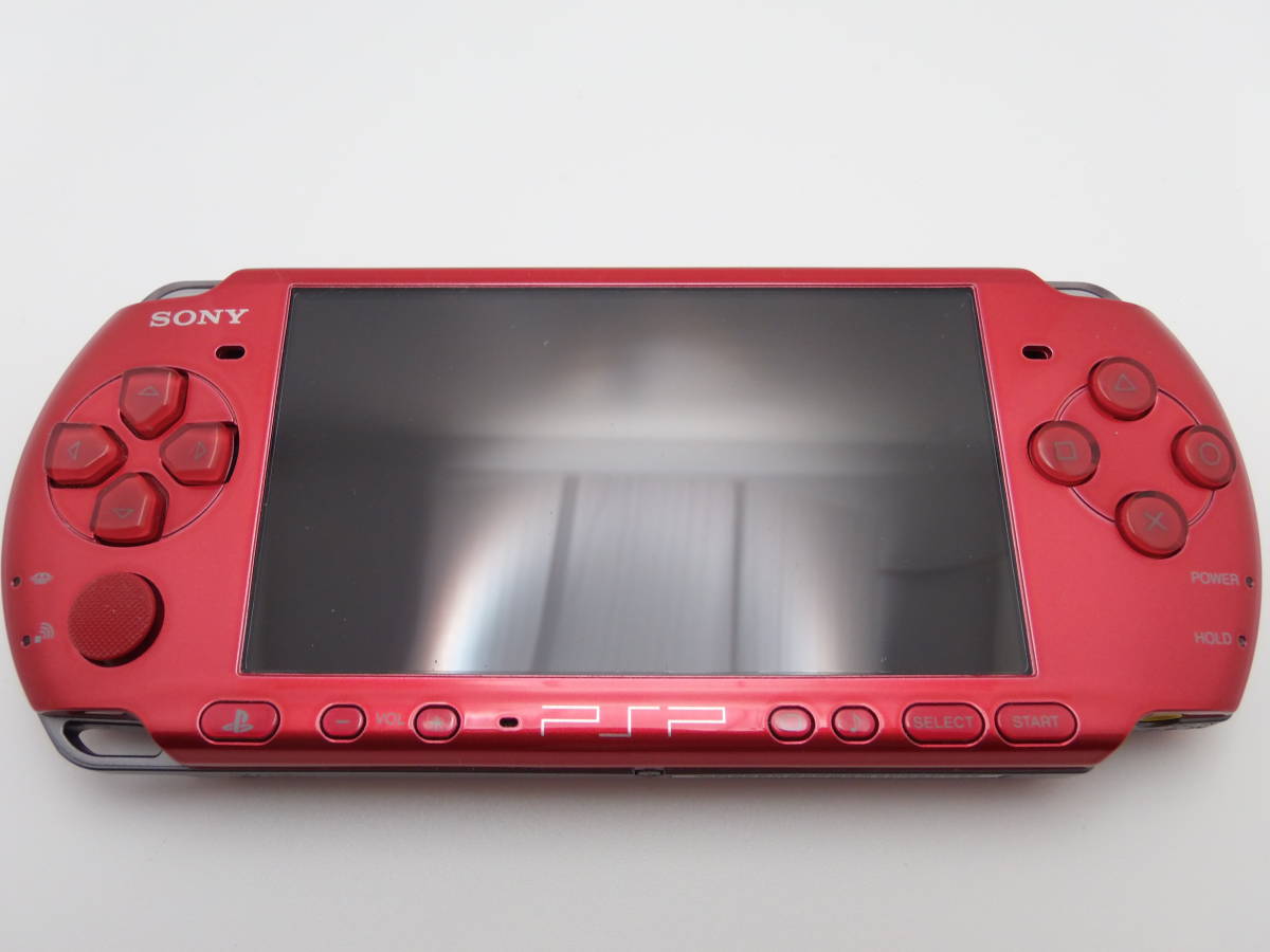 PSP-3000　新品に近い綺麗な美品　レッド　液晶画面は、完全にキズ無し　サガフロンティア2　メモステ8GB　少し難あり　全11点セット_画像2