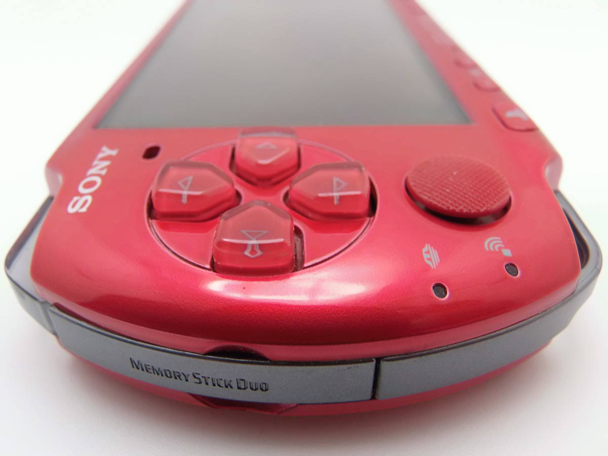 PSP-3000　新品に近い綺麗な美品　レッド　液晶画面は、完全にキズ無し　サガフロンティア2　メモステ8GB　少し難あり　全11点セット_画像6