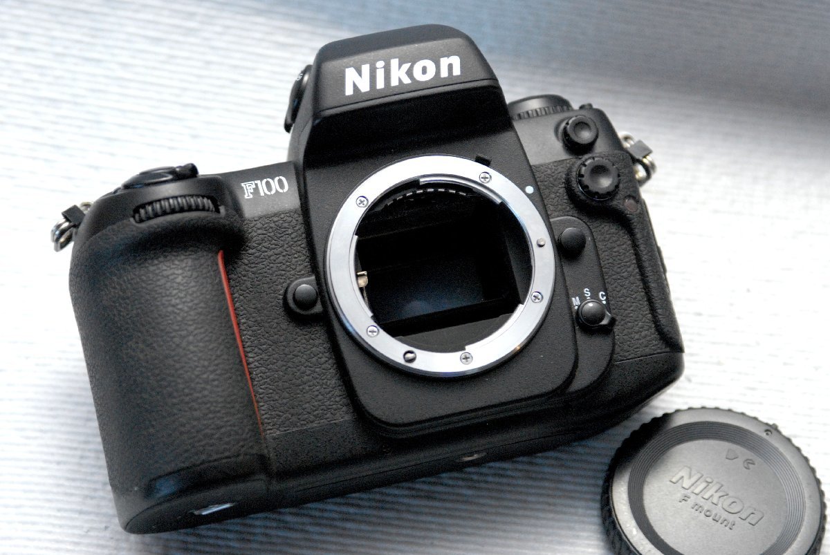 （綺麗）Nikon ニコン 人気のオートフォーカス高級一眼レフカメラ F100ボディ 希少・良好品 （腐食無し）_画像2