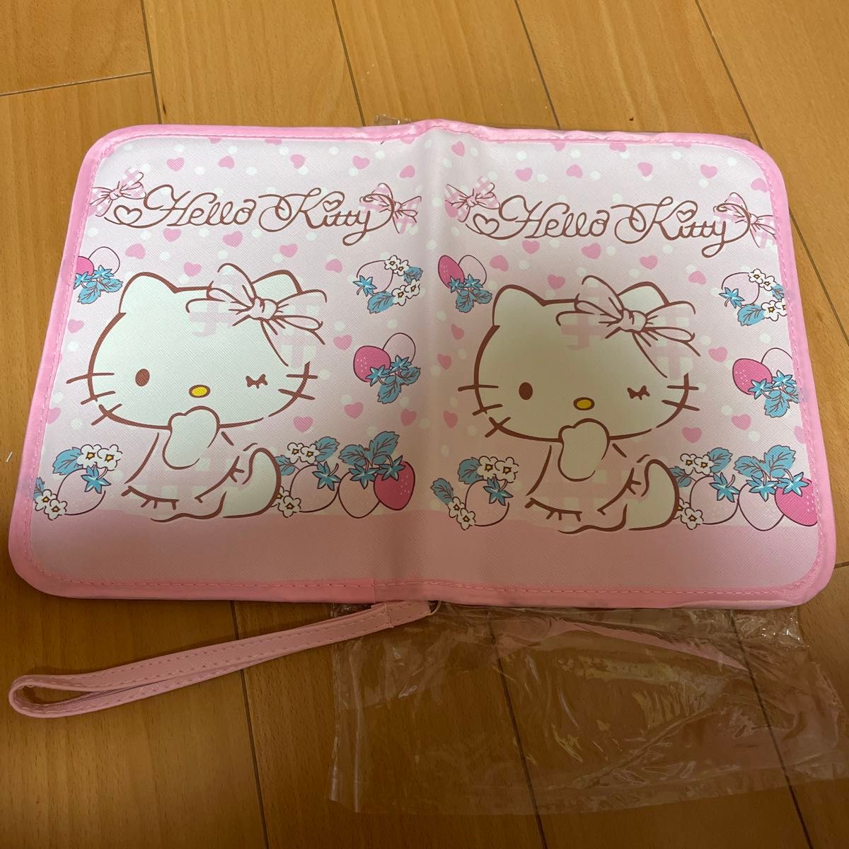 1点限定☆母子手帳ケース　Hello Kitty マルチケース