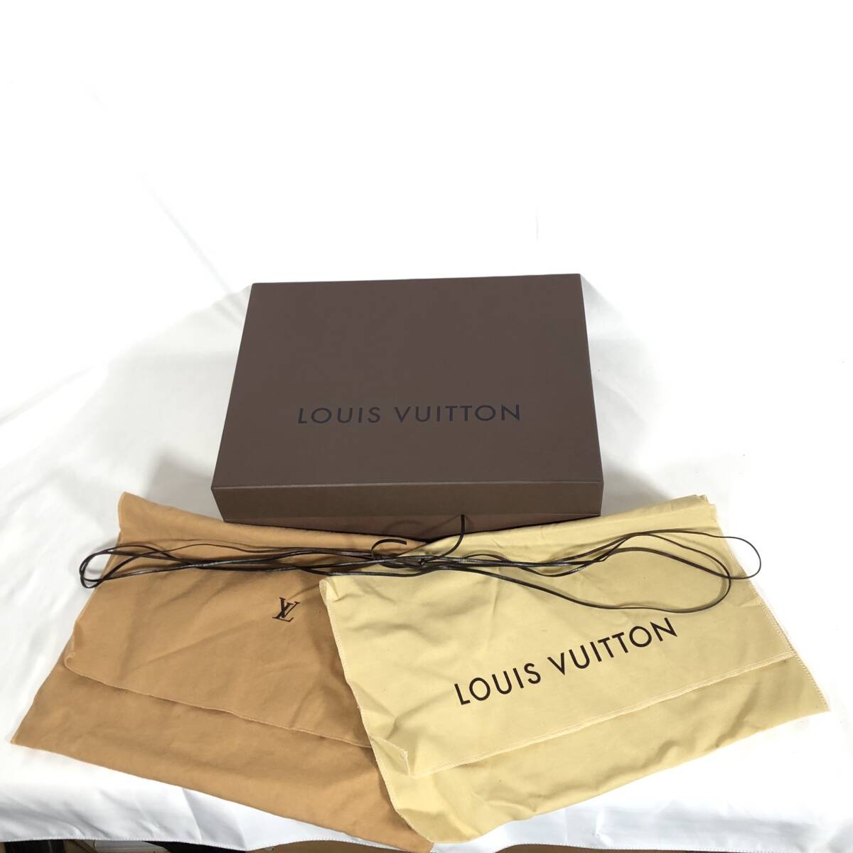 K) LOUIS VUITTON ルイヴィトン 空き箱 ボックス 箱のみ 保存袋×2 ひも 27×35.5×10.5㎝ B2708_画像1